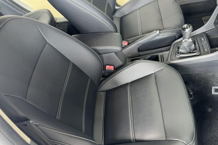 Used Volkswagen Lavida 2015 1.6L Manual Fashion Edition Interior 3
