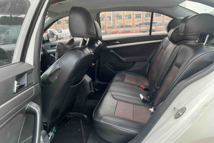 Used Volkswagen Lavida 2015 1.6L Automatic Fashion Edition Interior 3