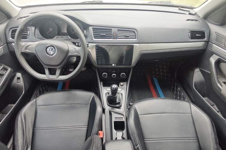 Used Volkswagen Lavida 2015 1.6L Manual Fashion Edition Interior 3