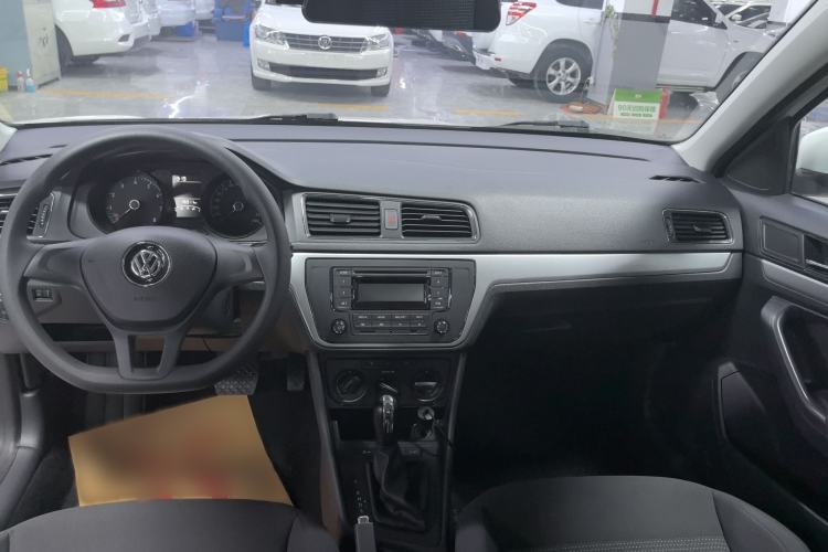 Used Volkswagen Lavida 2015 1.6L Automatic Fashion Edition Interior 3