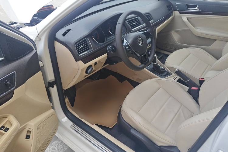 Used Volkswagen Lavida 2015 1.6L Automatic Comfort Edition Interior 3
