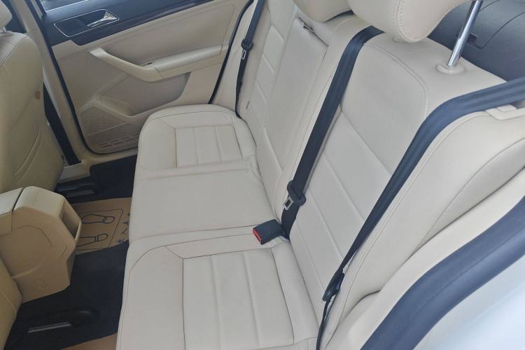 Used Volkswagen Lavida 2015 1.6L Automatic Comfort Edition Interior 4