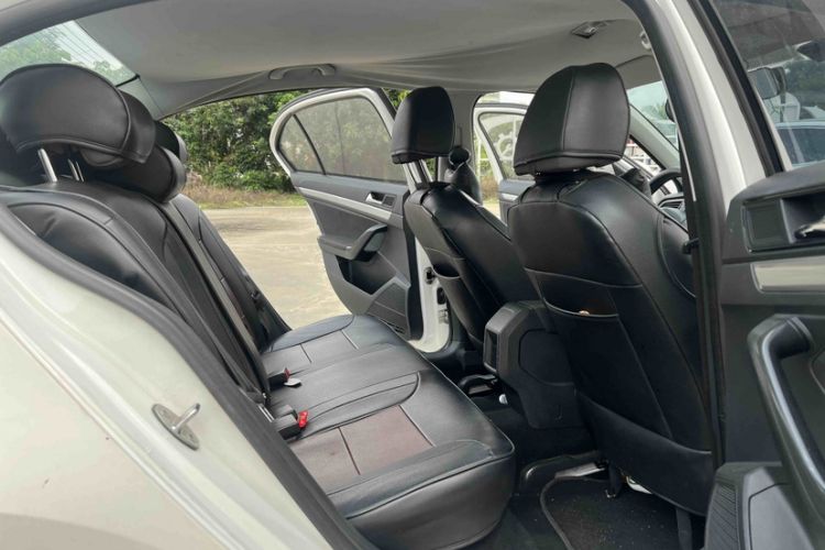 Used Volkswagen Lavida 2015 1.6L Automatic Fashion Edition Interior 5