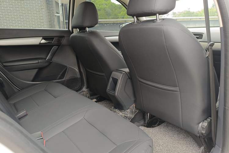 Used Volkswagen Lavida 2015 1.6L Automatic Fashion Edition Interior 5