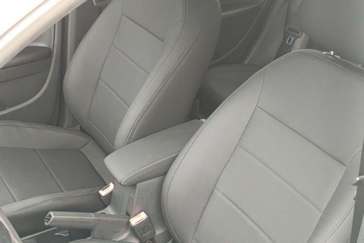 Used Volkswagen Lavida 2015 1.6L Automatic Fashion Edition Interior 8