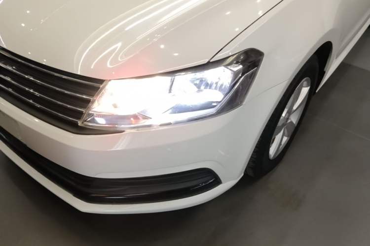 Used Volkswagen Lavida 2015 1.6L Automatic Fashion Edition Left Front Headlight