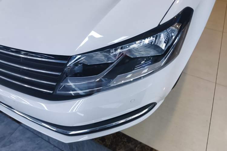 Used Volkswagen Lavida 2015 1.6L Manual Comfort Edition Left Front Headlight