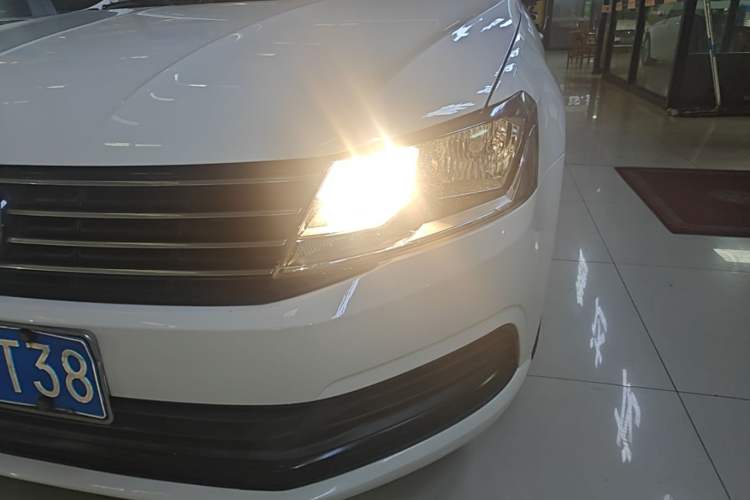 Used Volkswagen Lavida 2015 1.6L Automatic Fashion Edition Left Front Headlight