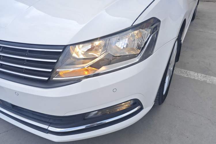 Used Volkswagen Lavida 2015 1.6L Automatic Comfort Edition Left Front Headlight