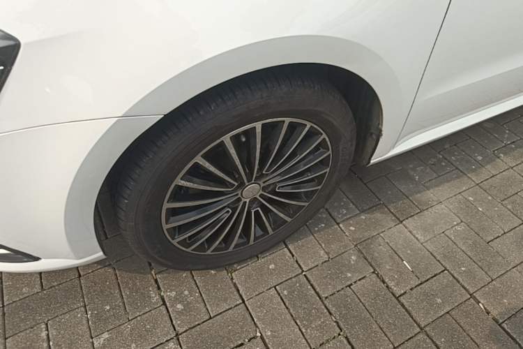 Used Volkswagen Lavida 2015 1.6L Automatic Fashion Edition Left Front Wheel Hub
