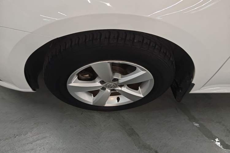 Used Volkswagen Lavida 2015 1.6L Automatic Fashion Edition Left Front Wheel Hub