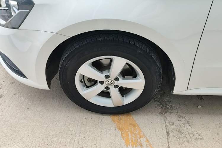 Used Volkswagen Lavida 2015 1.6L Automatic Fashion Edition Left Front Wheel Hub