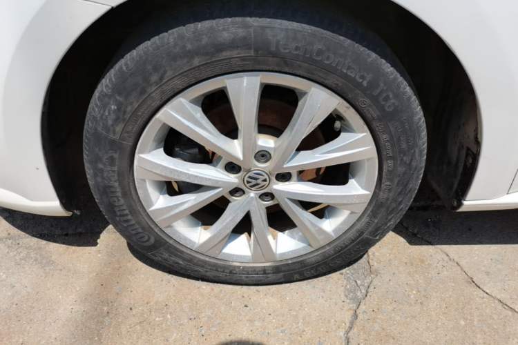 Used Volkswagen Lavida 2015 1.6L Automatic Comfort Edition Left Front Wheel Hub
