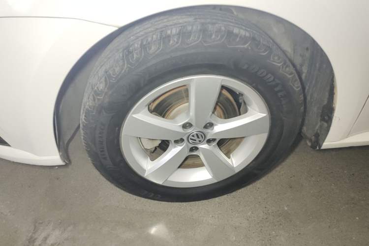 Used Volkswagen Lavida 2015 1.6L Automatic Fashion Edition Left Front Wheel Hub