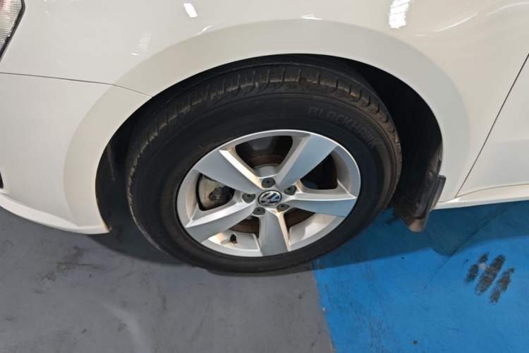 Used Volkswagen Lavida 2015 1.6L Automatic Fashion Edition Left Front Wheel Hub