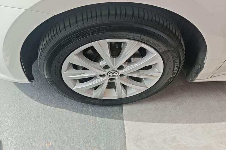 Used Volkswagen Lavida 2015 1.6L Automatic Comfort Edition Left Front Wheel Hub