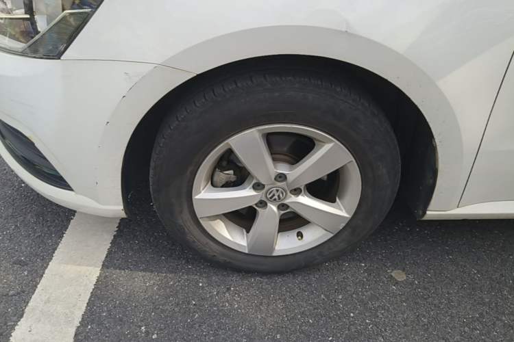 Used Volkswagen Lavida 2015 1.6L Automatic Fashion Edition Left Front Wheel Hub