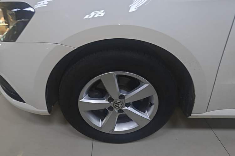 Used Volkswagen Lavida 2015 1.6L Automatic Fashion Edition Left Front Wheel Hub