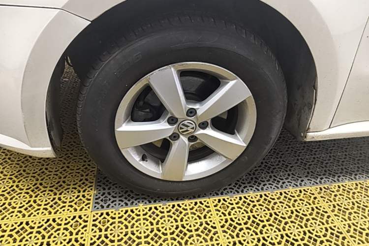 Used Volkswagen Lavida 2015 1.6L Automatic Fashion Edition Left Front Wheel Hub
