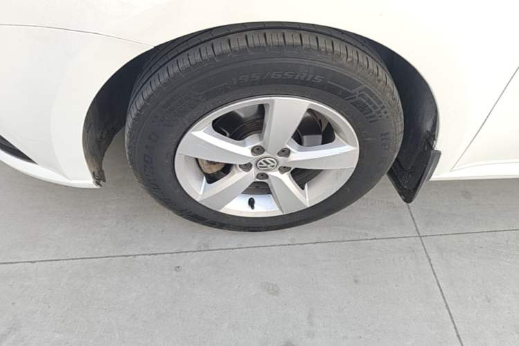 Used Volkswagen Lavida 2015 1.6L Automatic Fashion Edition Left Front Wheel Hub