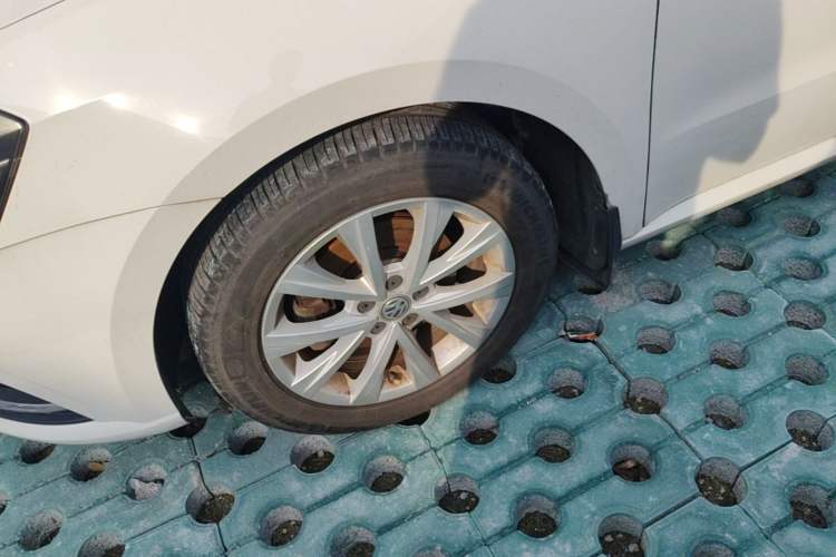 Used Volkswagen Lavida 2015 1.6L Automatic Comfort Edition Left Front Wheel Hub