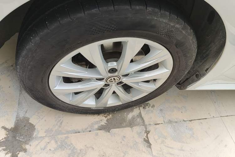 Used Volkswagen Lavida 2015 1.6L Automatic Comfort Edition Left Front Wheel Hub