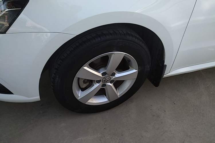 Used Volkswagen Lavida 2015 1.6L Automatic Fashion Edition Left Front Wheel Hub