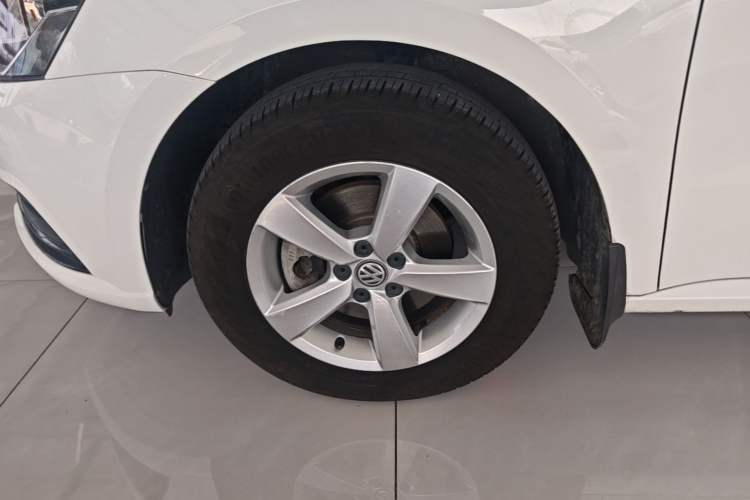 Used Volkswagen Lavida 2015 1.6L Automatic Fashion Edition Left Front Wheel Hub
