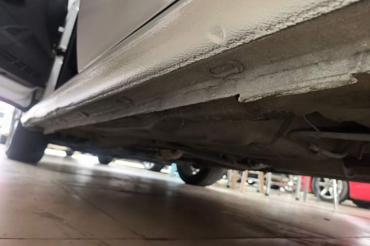 Used Volkswagen Lavida 2015 1.6L Automatic Comfort Edition Left Side Sill