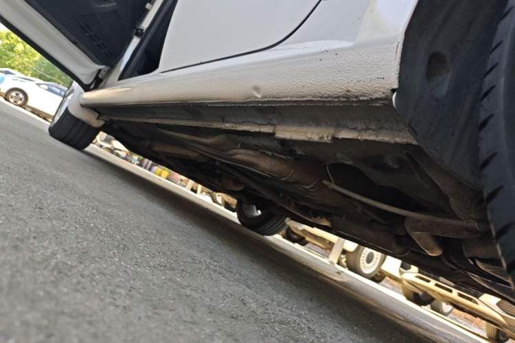 Used Volkswagen Lavida 2015 1.6L Automatic Comfort Edition Left Side Sill