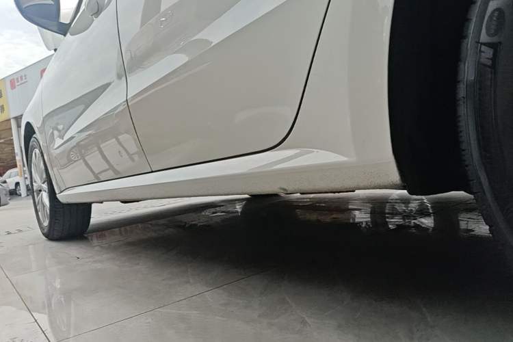 Used Volkswagen Lavida 2015 1.6L Automatic Comfort Edition Left Side Sill