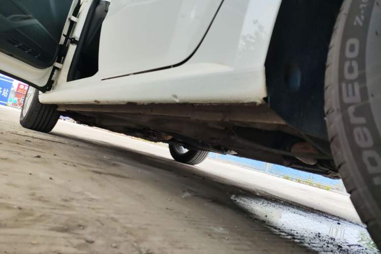 Used Volkswagen Lavida 2015 1.6L Automatic Comfort Edition Left Side Sill
