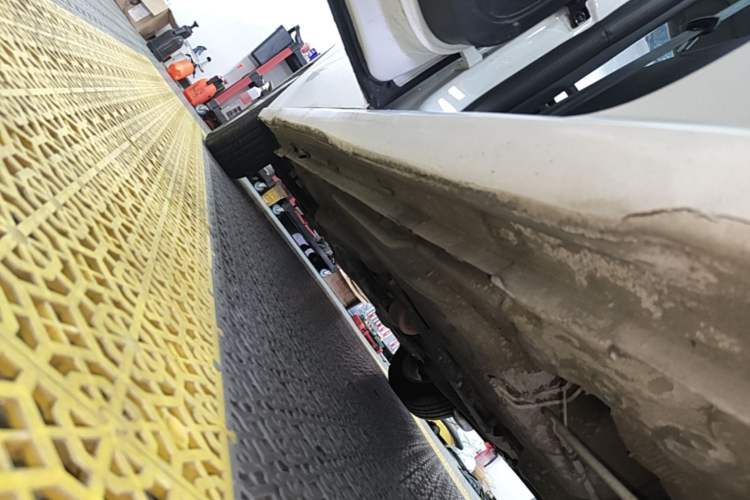 Used Volkswagen Lavida 2015 1.6L Automatic Fashion Edition Left Side Sill