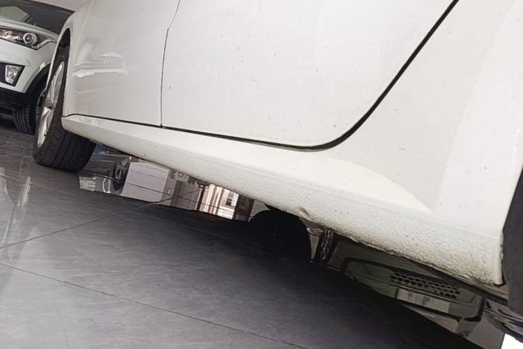 Used Volkswagen Lavida 2015 1.6L Automatic Comfort Edition Left Side Sill