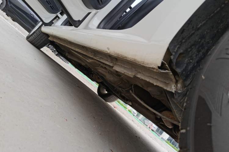 Used Volkswagen Lavida 2015 1.6L Automatic Comfort Edition Left Side Sill