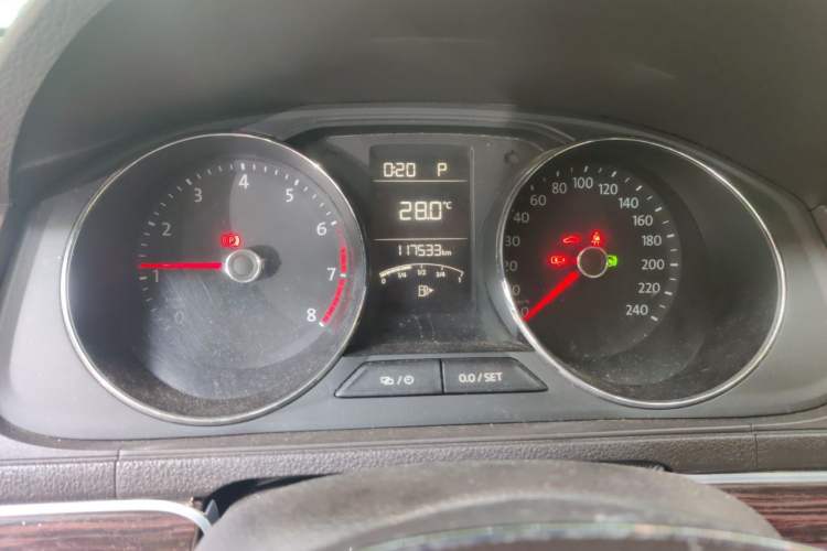 Used Volkswagen Lavida 2015 1.6L Automatic Comfort Edition Odometer Close Up