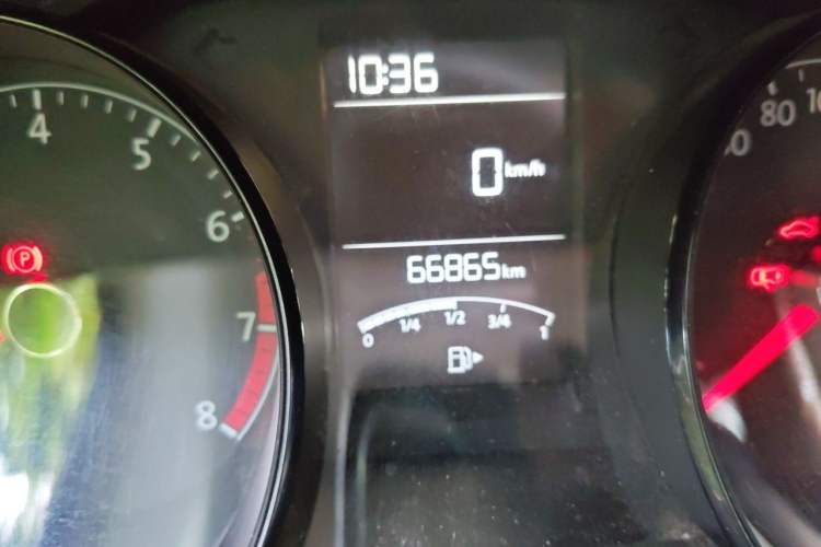 Used Volkswagen Lavida 2015 1.6L Manual Fashion Edition Odometer Close Up