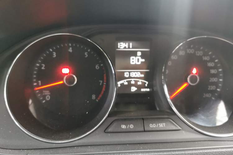Used Volkswagen Lavida 2015 1.6L Manual Comfort Edition Odometer Close Up