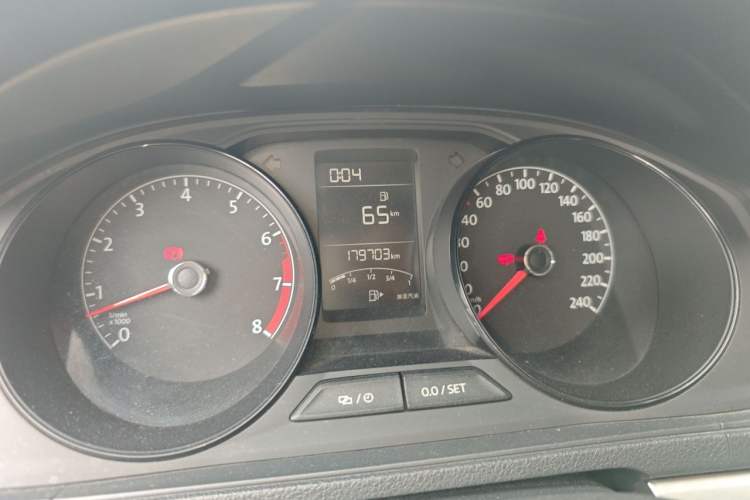 Used Volkswagen Lavida 2015 1.6L Manual Fashion Edition Odometer Close Up