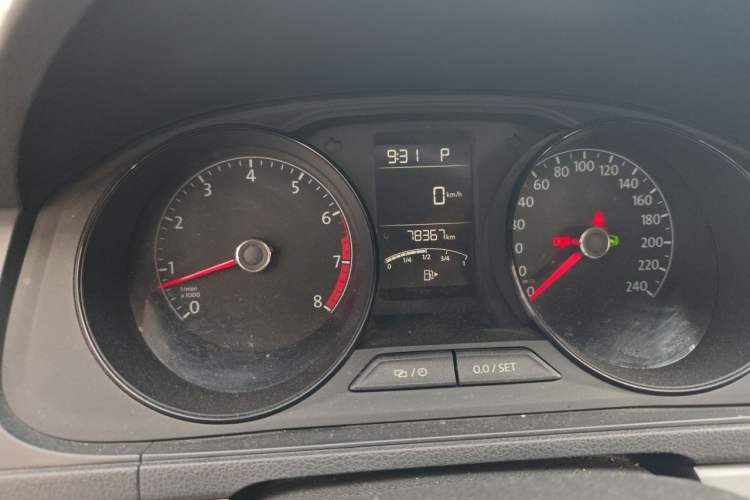 Used Volkswagen Lavida 2015 1.6L Automatic Fashion Edition Odometer Close Up