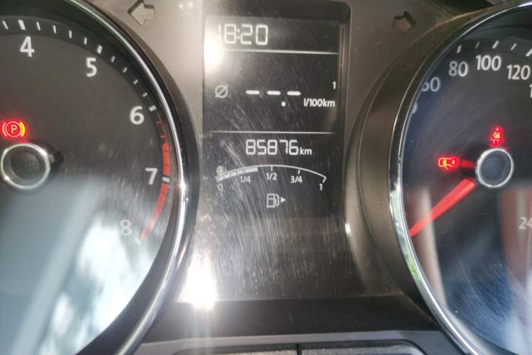 Used Volkswagen Lavida 2015 230TSI Manual Comfort Edition Odometer Close Up