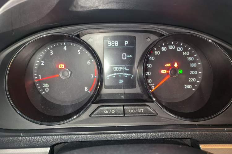 Used Volkswagen Lavida 2015 1.6L Automatic Comfort Edition Odometer Close Up