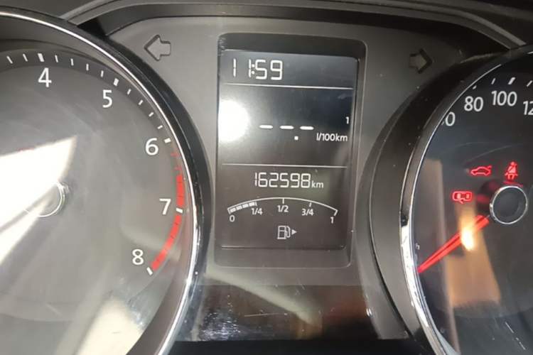 Used Volkswagen Lavida 2015 1.6L Manual Comfort Edition Odometer Close Up