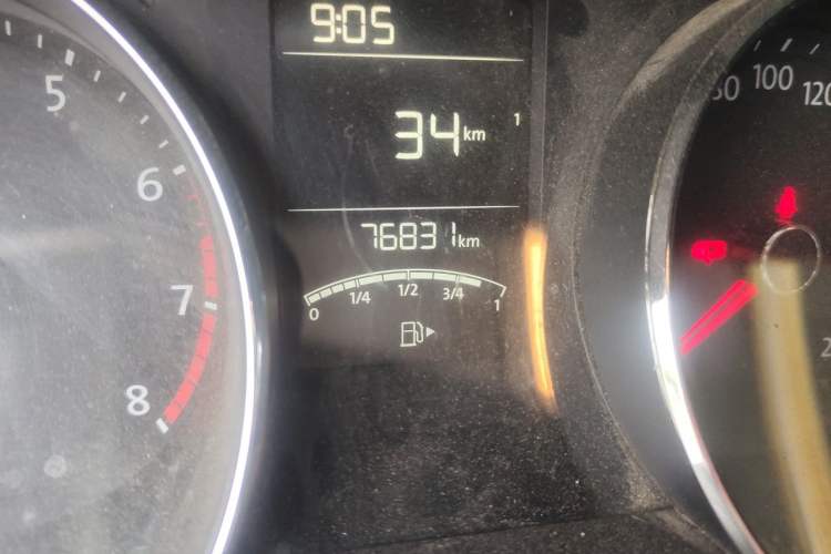 Used Volkswagen Lavida 2015 1.6L Manual Comfort Edition Odometer Close Up