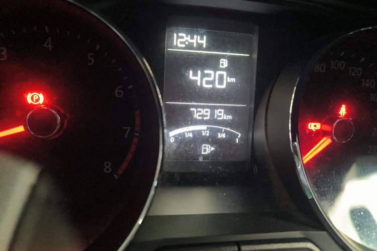 Used Volkswagen Lavida 2015 1.6L Manual Comfort Edition Odometer Close Up