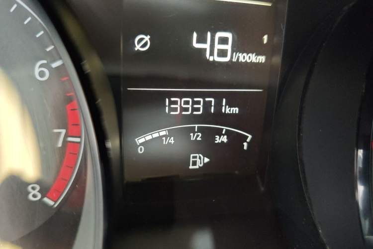 Used Volkswagen Lavida 2015 1.6L Manual Fashion Edition Odometer Close Up