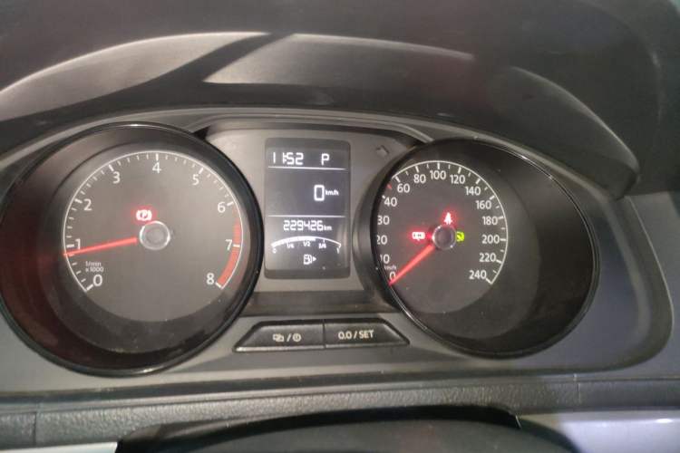 Used Volkswagen Lavida 2015 1.6L Automatic Fashion Edition Odometer Close Up