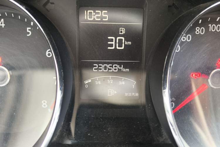 Used Volkswagen Lavida 2015 1.6L Manual Comfort Edition Odometer Close Up
