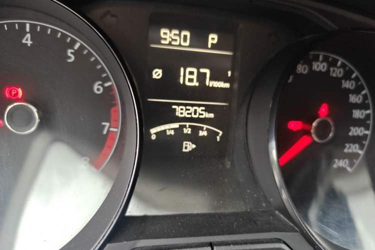 Used Volkswagen Lavida 2015 1.6L Automatic Fashion Edition Odometer Close Up