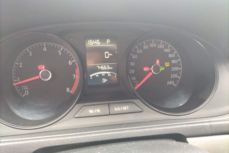 Used Volkswagen Lavida 2015 1.6L Automatic Fashion Edition Odometer Close Up
